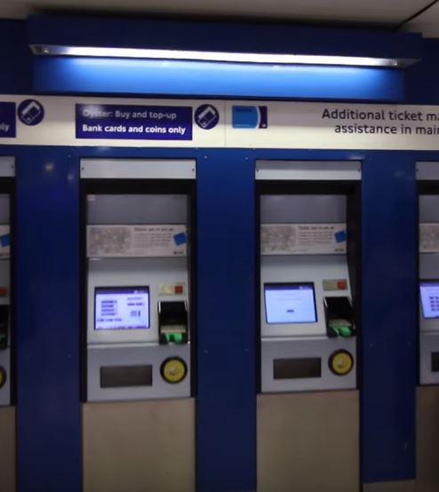 Maquinas de metro en el aeropuerto de Heathrow