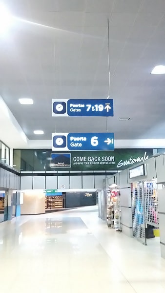 Indicaciones hacia puertas de abordaje en el aeropuerto La Aurora