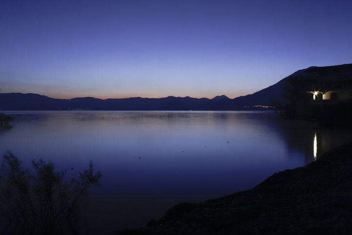 Lago de atitlán de noche