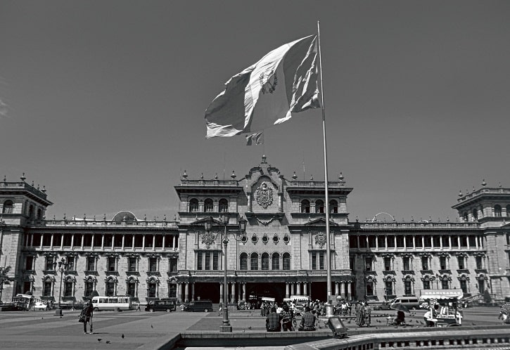 Palacio Nacional de Guatemala en blanco y negro