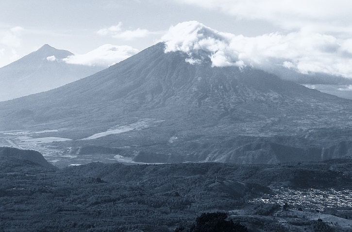 paisajes de Guatemala en blanco y negro: volcán