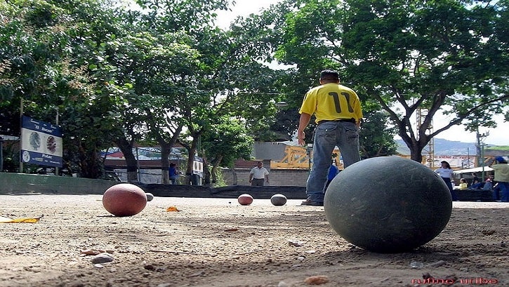 Juego de bolas criollas en Venezuela