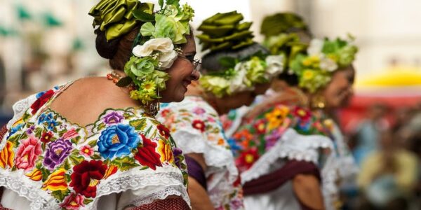 10 Bailes folclóricos de México: Origen, vestimenta e historia